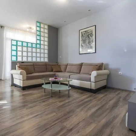 Apartament Vlatka - *