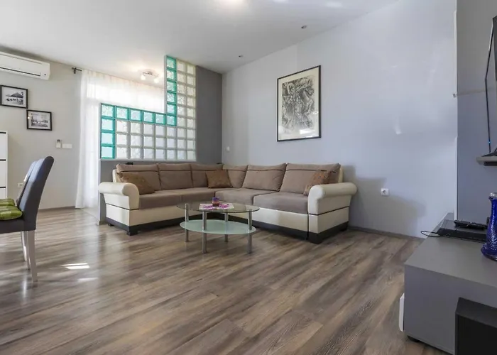 Apartment Vlatka - *